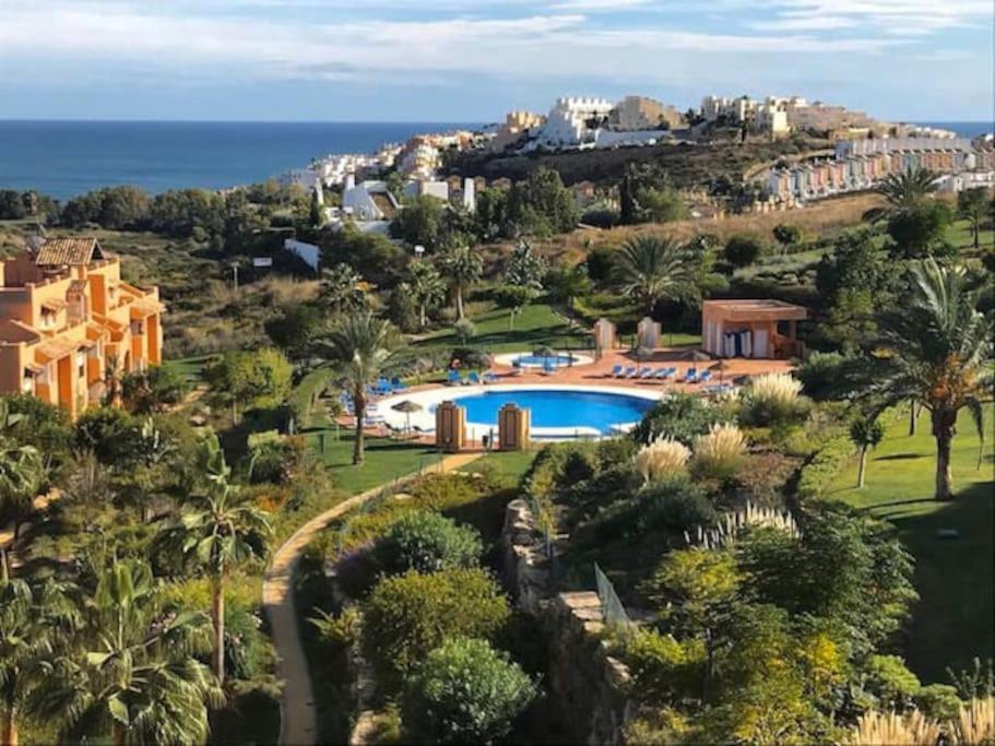 Penthouse Paradiso: 2Br Oasis In Casares Del Sol Exteriör bild