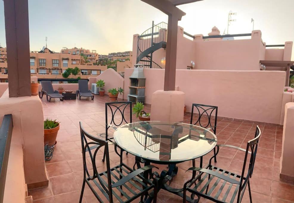 Penthouse Paradiso: 2Br Oasis In Casares Del Sol Exteriör bild